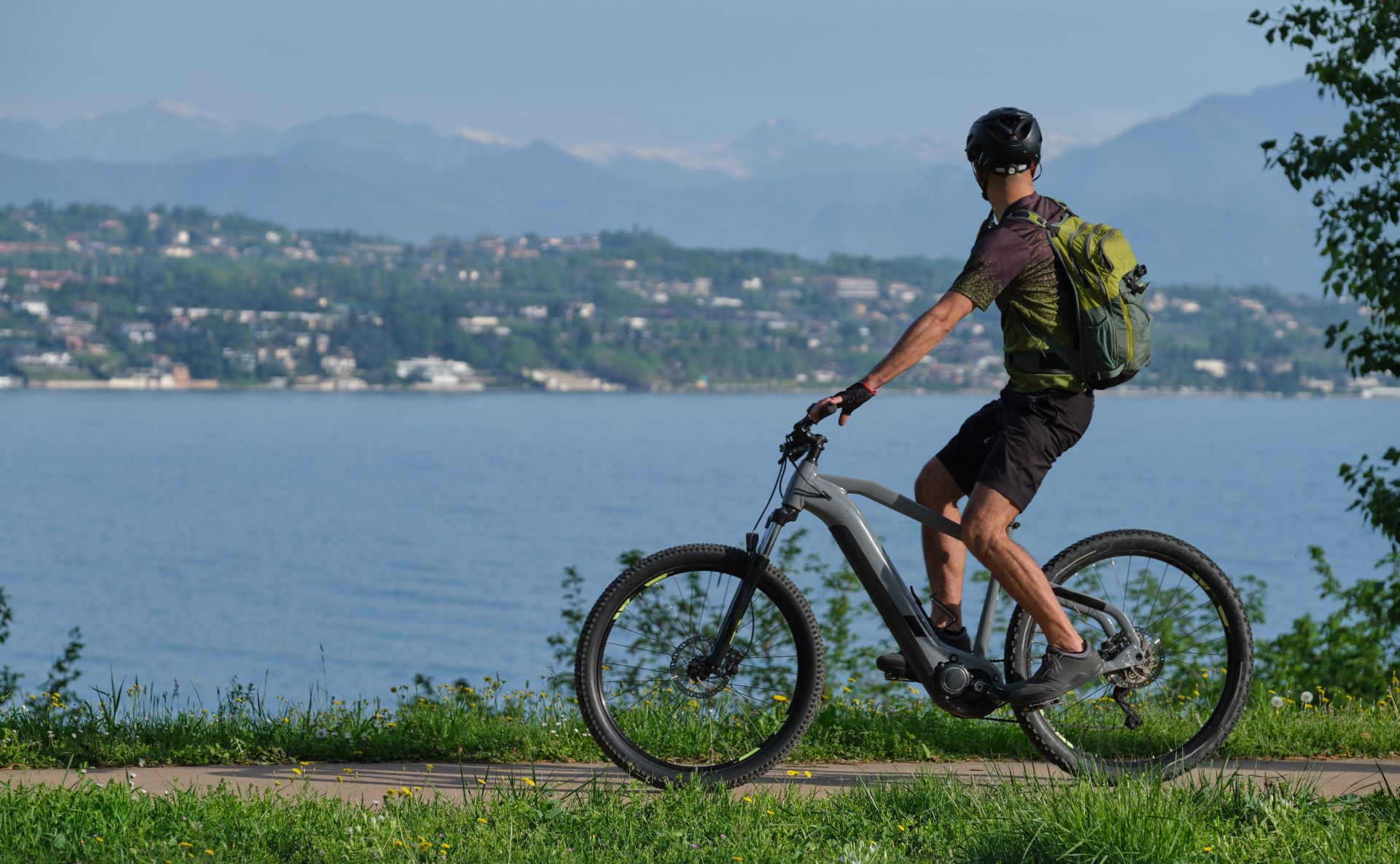 cyklista-na-e-bajku-haibike-prechadza-okolo-jazera