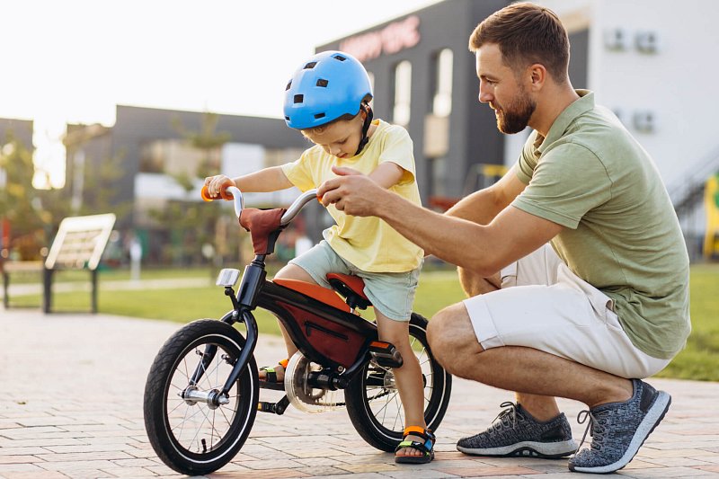 Ako naučiť dieťa jazdiť na bicykli krok za krokom